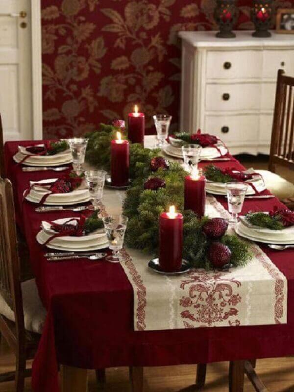 Decoração com enfeites de natal para mesa simples com velas e festão Foto Revista Artesanato