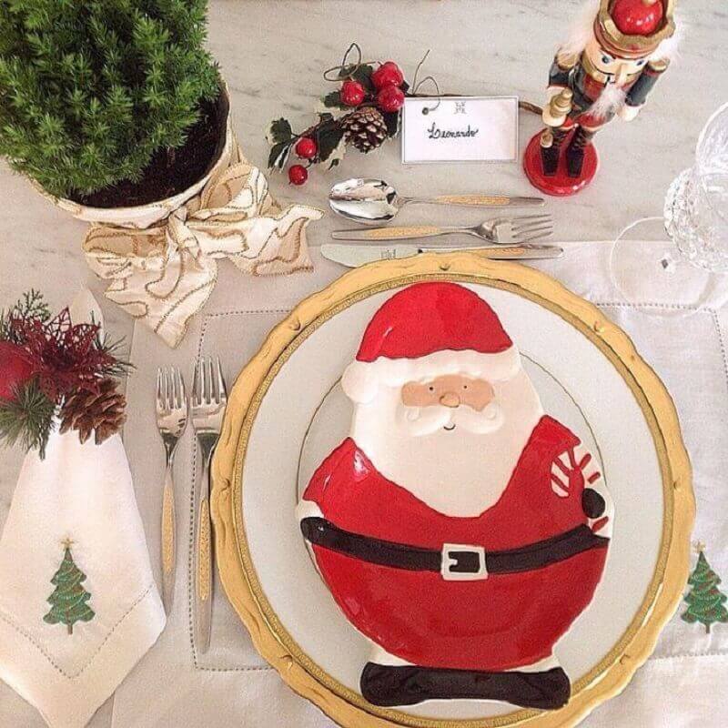 Decoração com prato de papai Noel e enfeites de natal para mesa Foto Estilo e Home