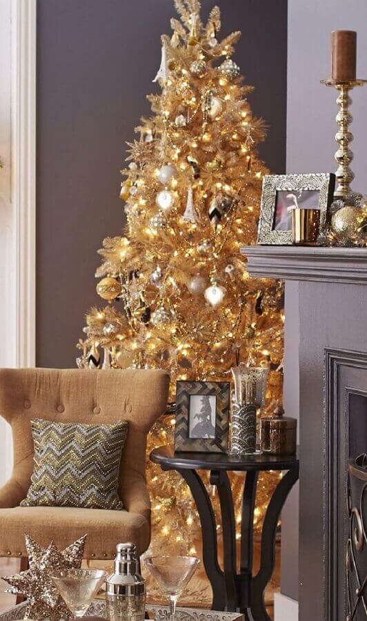 Decoração de sala cinza com árvore de Natal dourada Foto Decor Fácil