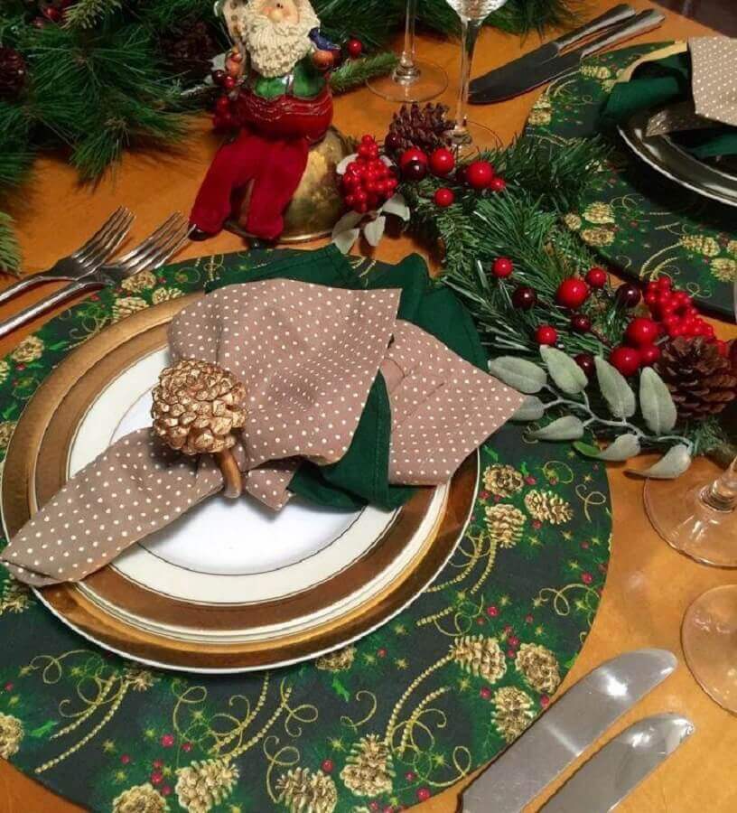 Decoração tradicional com enfeites de natal para mesa Foto Cor e Mesa