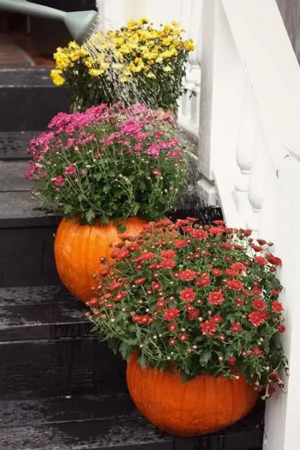 Decoração com abóbora de halloween com flores na área externa