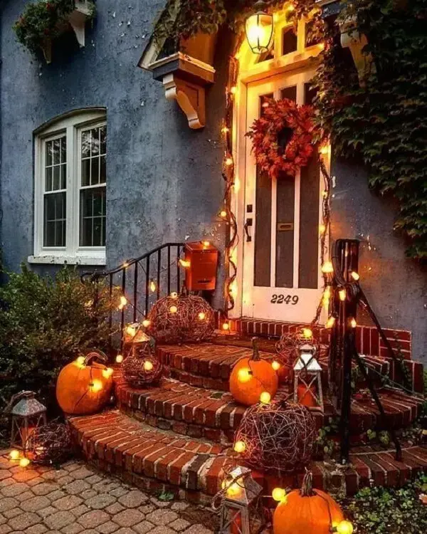 Decoração com abóbora de halloween e velas para área externa