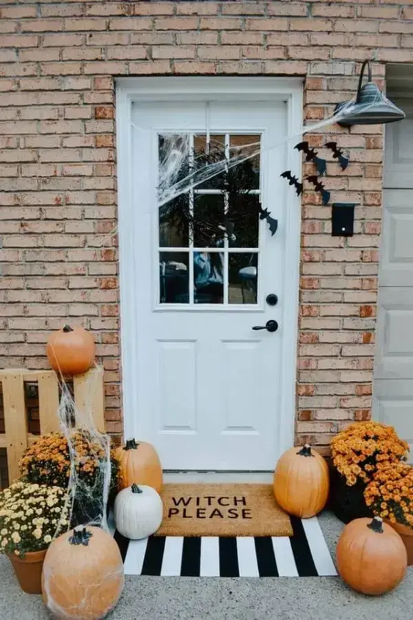 Decoração com abóbora de halloween para a fachada de casa