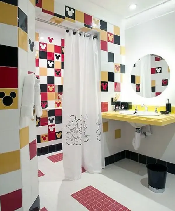Decoração de banheiro infantil com acessórios do Mickey e Minnie