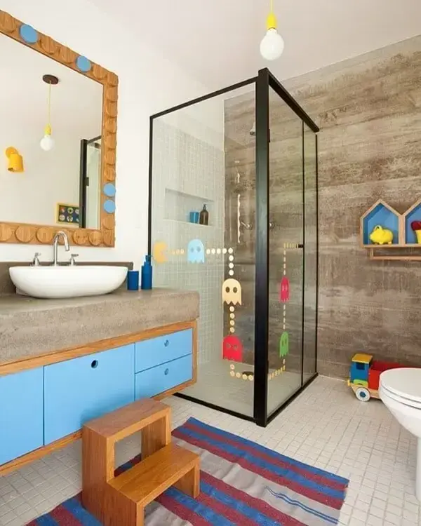 Decoração de banheiro infantil divertida incentiva os pequenos na hora do banho