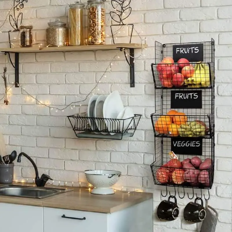 decoração de cozinha com fruteira de parede e prateleira de madeira Foto Pinterest