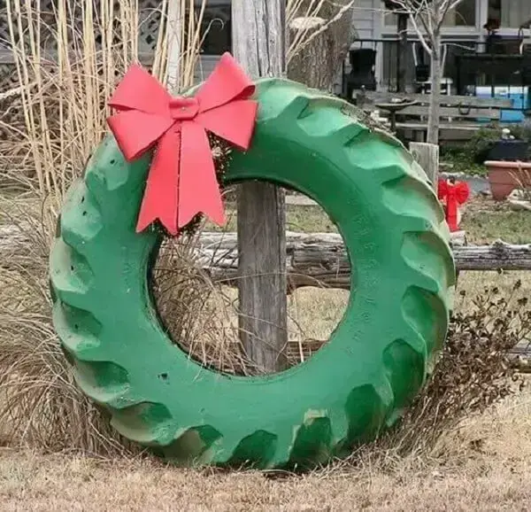 Decoração de natal simples e barata para jardim feita com pneu de trator pintado