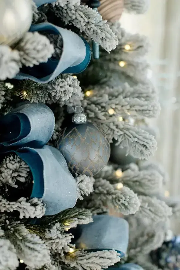 Detalhes que encantam da árvore de natal azul e prata