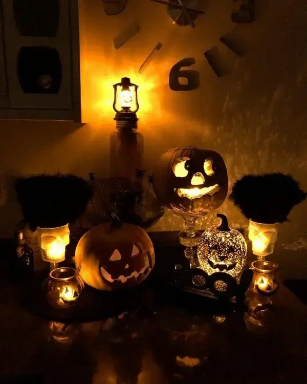 Diferentes modelos de abóbora de halloween iluminadas