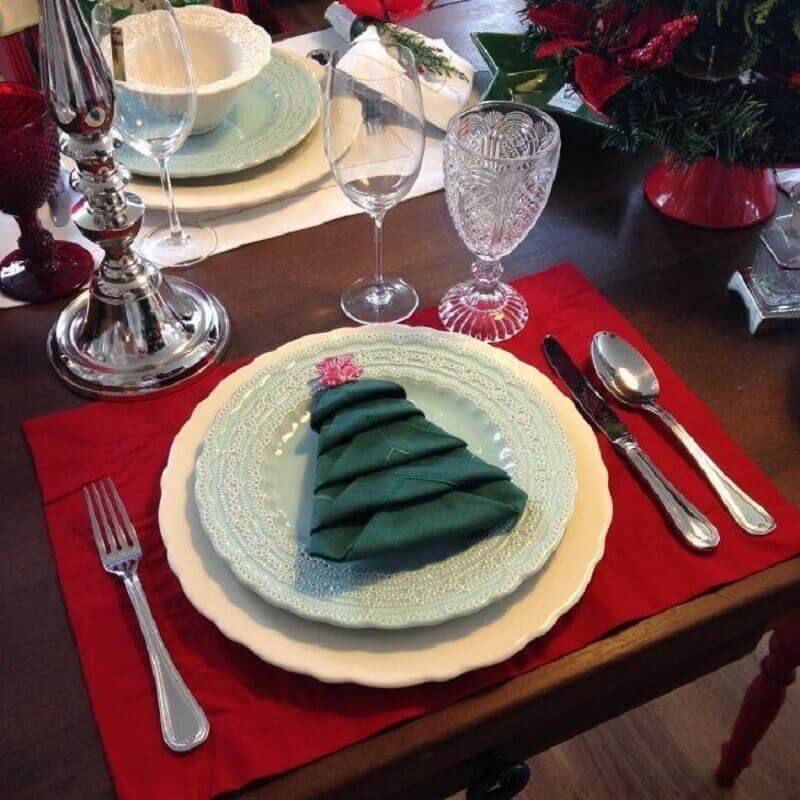 Dobra de guardanapo para decoração com enfeites de natal para mesa Foto Nook Presentes
