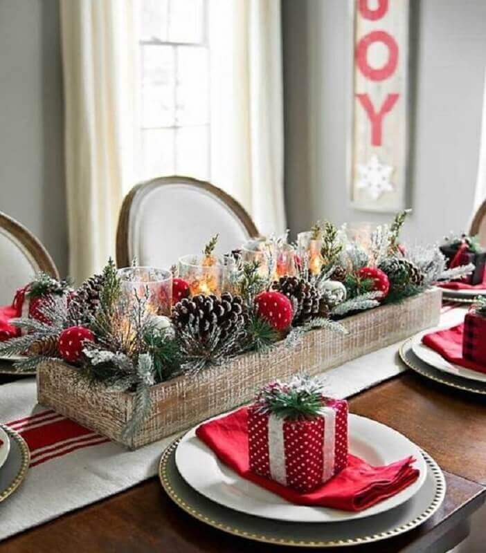 Enfeites de natal para mesa rustica decorada com velas e pinhas Foto Crate and Barrel