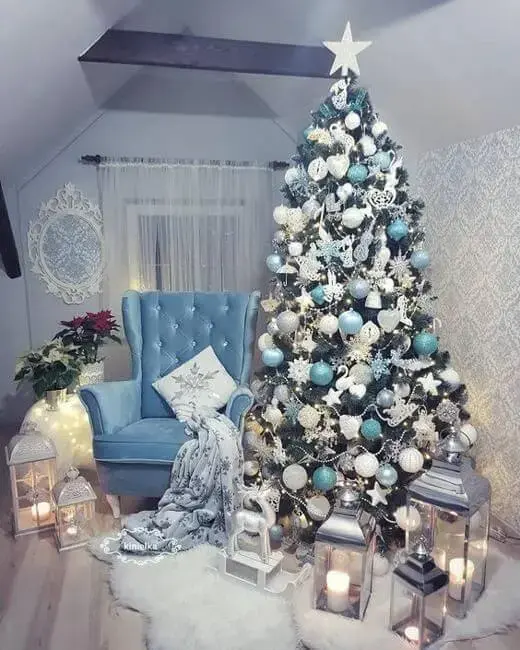 Enfeites em tom azul decoram a árvore de natal branca. Fonte: Lushome