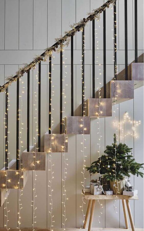Escada decorada com cortina de luzes de Natal Foto Divina Haus