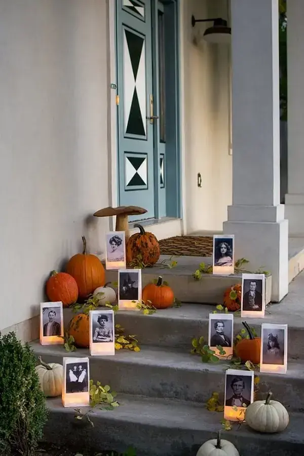 Fotos antigas e abóbora de halloween decoram os degraus da escada