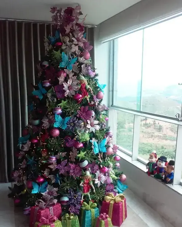 Fuja do básico e invista em uma árvore de natal com decoração azul, rosa e verde