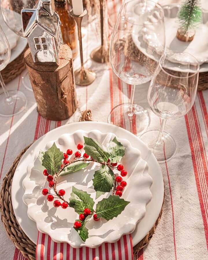 Ideia de decoração com enfeites de natal para mesa branca e vermelha Foto Ana Carolina Arrigoni