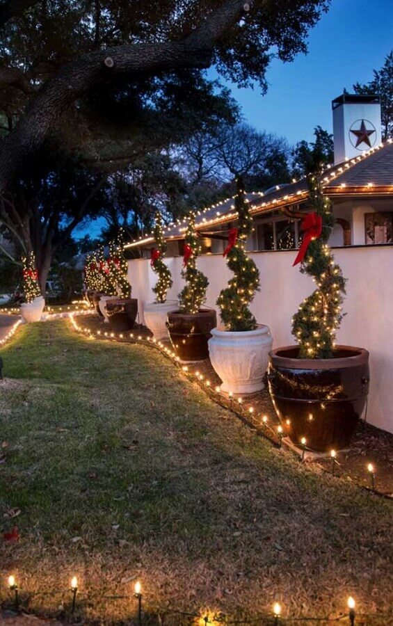 Ideia de decoração com luzes de Natal para área externa Foto No Decora