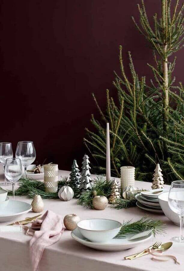 Ideia de enfeites de natal para mesa moderna com velas pratas e douradas Foto Casa Très Chic