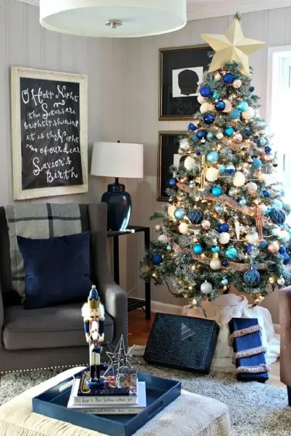 Invista em vários enfeites natalinos em tom de azul para se conectarem com a árvore de natal com decoração azul