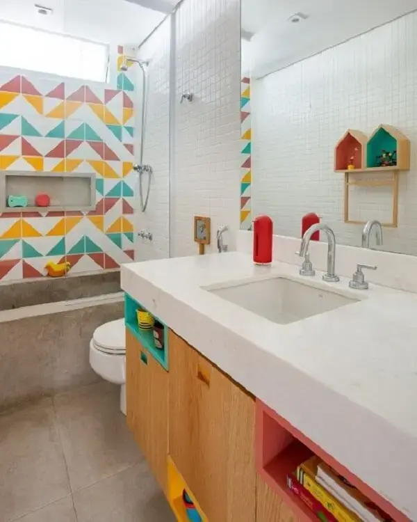 Invista em um revestimento colorido para o banheiro das crianças