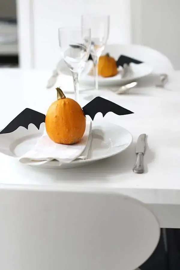 Mini abóbora de halloween com asas de morcego decora a mesa