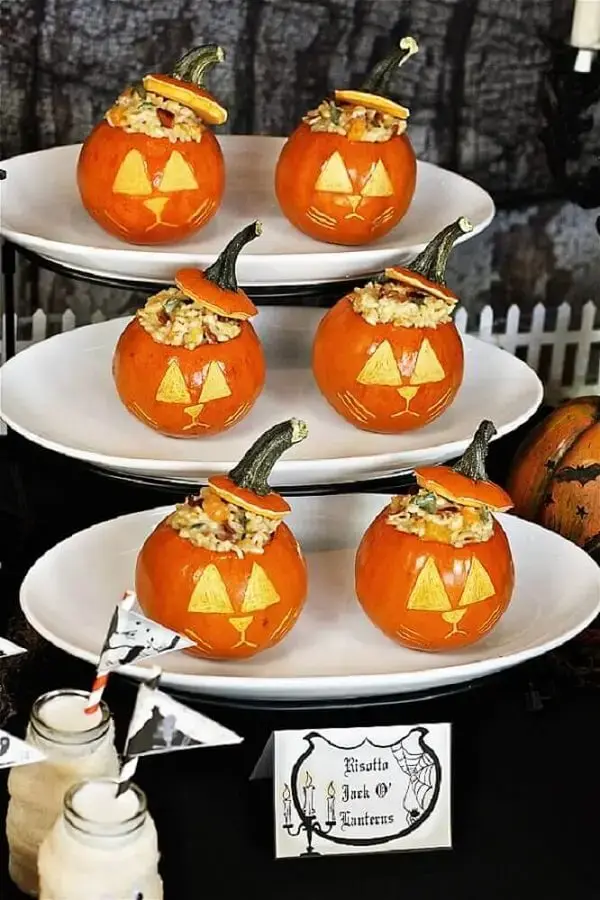 Mini abóboras de halloween também são presença garantida na decoração de festa