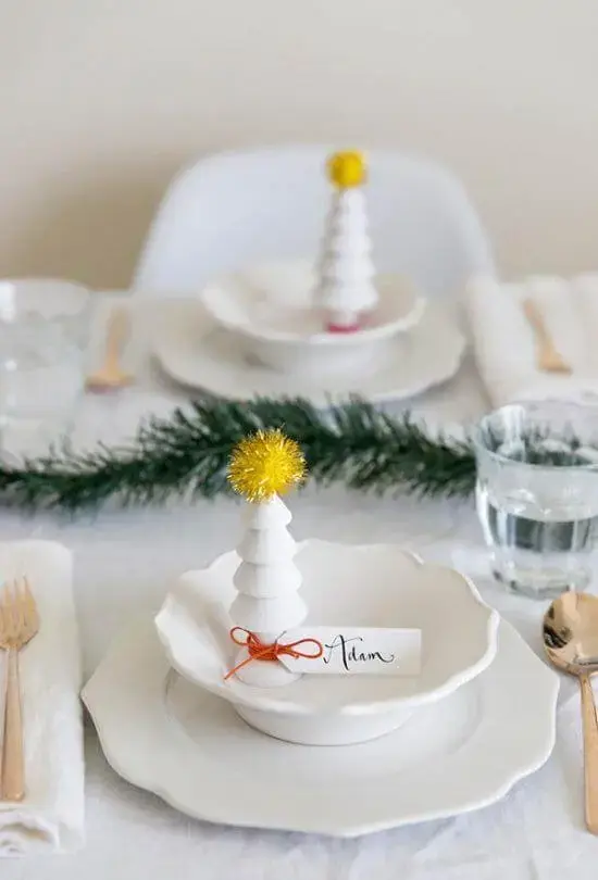 Mini árvore de natal branca para decorar a mesa de jantar. Fonte: Decor Fácil
