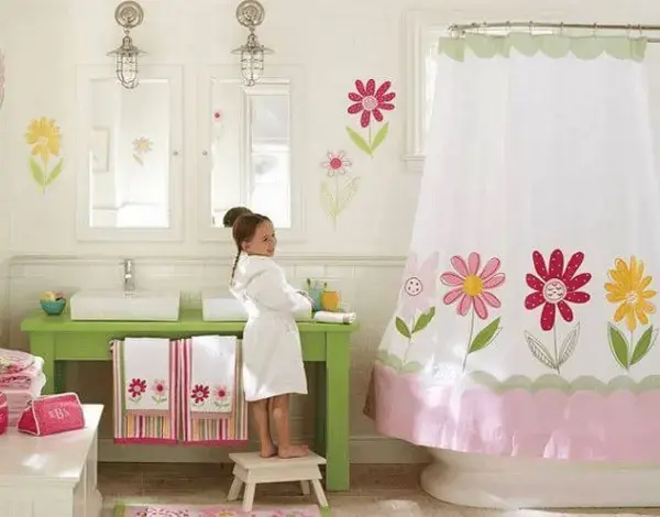Modelo de banheiro infantil feminino com temática de flores