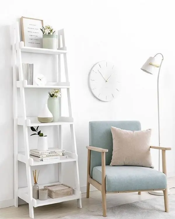Modelo de estante escada branca para decoração clean