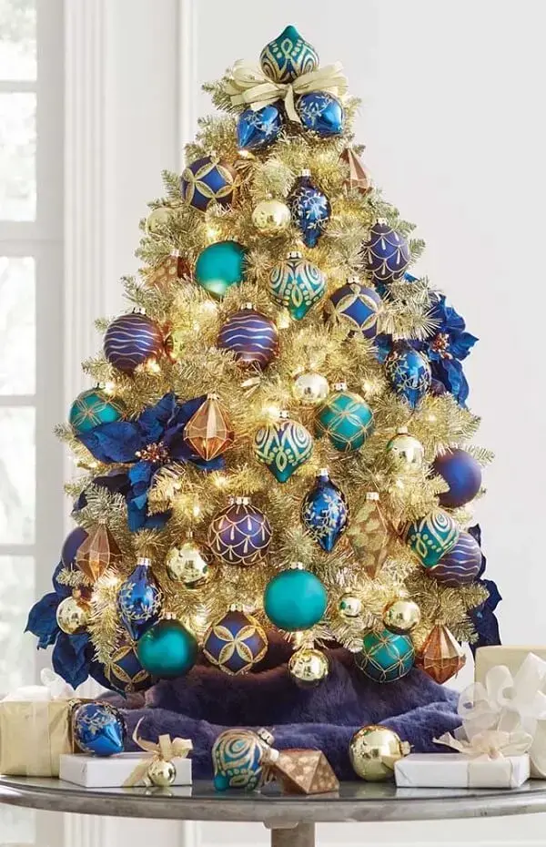 Modelo de árvore de natal azul e dourada ousada