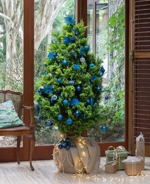 Modelo de árvore de natal decorada azul para ambientes pequenos