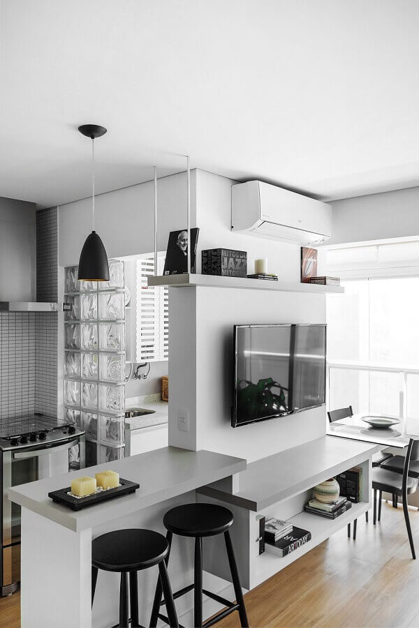 Móveis planejados para apartamento pequeno decorado com sala e cozinha integradas Foto Oliva Arquitetura