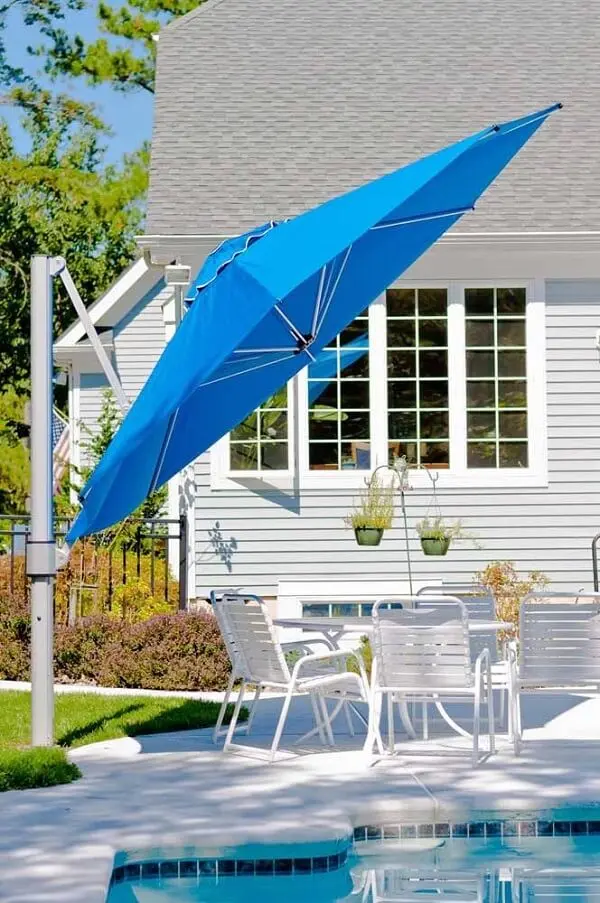 Normalmente os ombrelones laterais ficam ao lado de espreguiçadeiras, cadeiras e mesas da piscina ou jardim