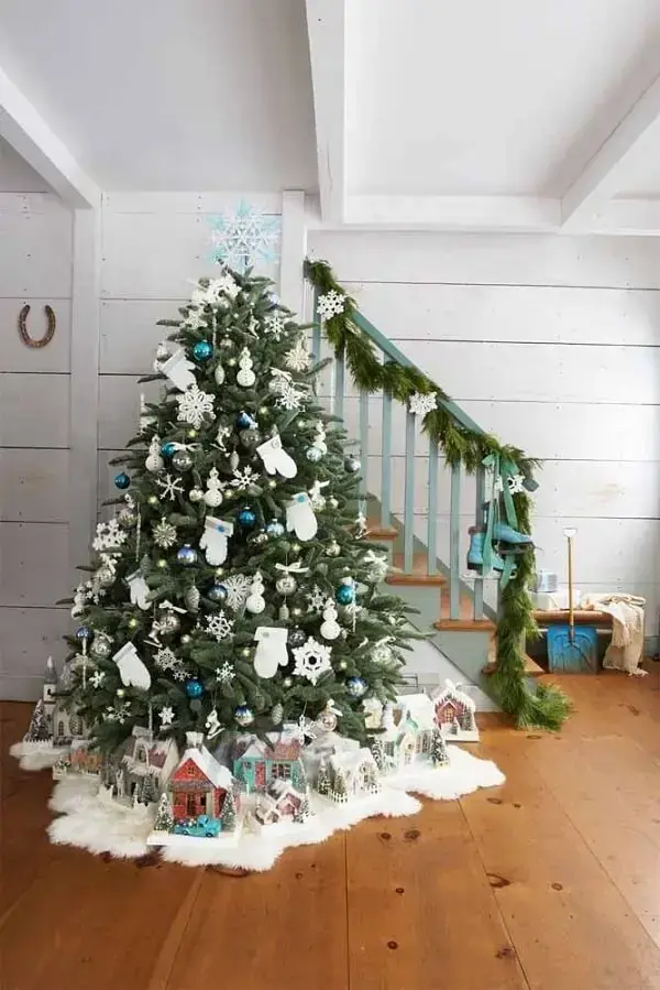 Não esqueça de incluir enfeites nos pés da árvore de natal com decoração azul