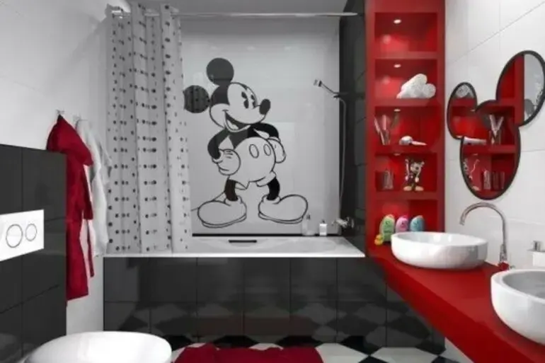 O Mickey é o grande protagonista nessa decoração de banheiro infantil.