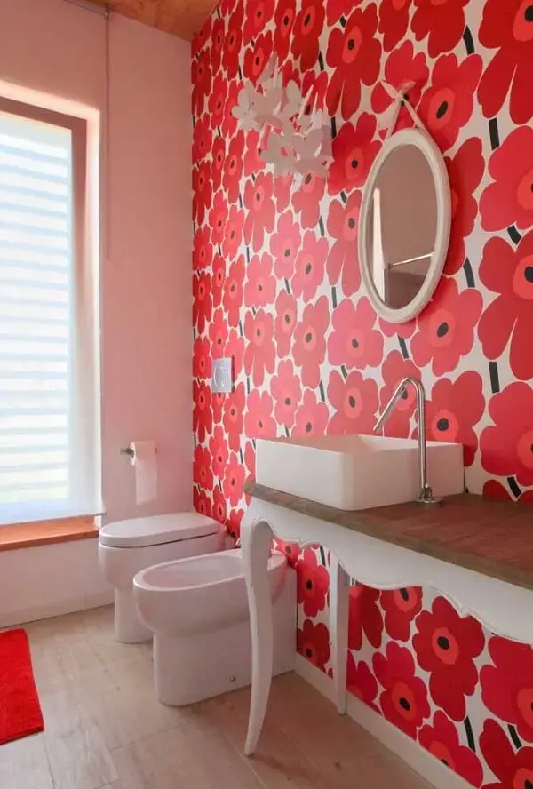 O bidê chuveirinho também pode compor a decoração de banheiros pequenos