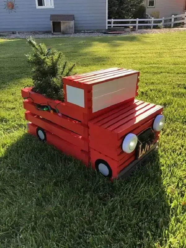 O carrinho de madeira foi usado como decoração de natal para jardim externo