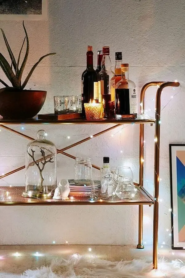 O cordão fio de luz decora o carrinho bar e realça taças, copos e garrafas