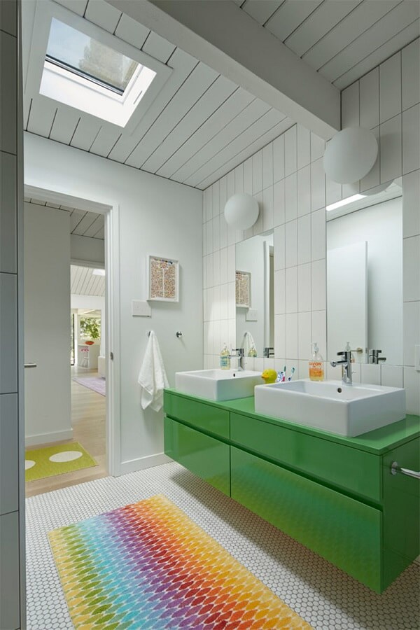 O tapete para banheiro infantil colorido é a grande atração do ambiente