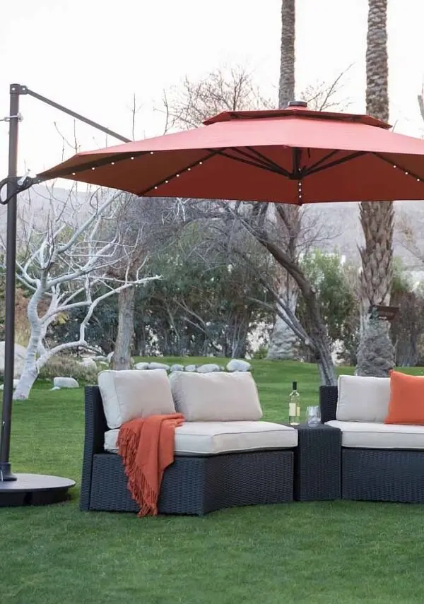 Os ombrelones laterais formam uma companhia perfeita para os dias ensolarados na área externa