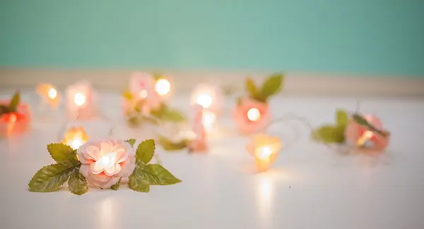 Aprenda como fazer cordão de luz com flores artificiais em casa
