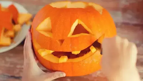 Pegue uma faca e aprenda como fazer abóbora de halloween