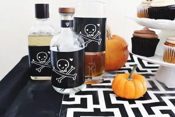 Personalize os rótulos das garrafas e use a abóbora de halloween para complementar a decoração da mesa