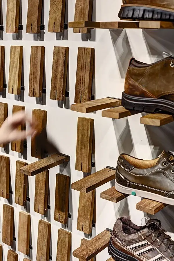 Prateleira de pallet com design criativo ajuda na sustentação dos sapatos