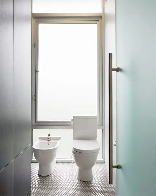 Projeto de banheiro com assentos de vaso sanitário e bidê