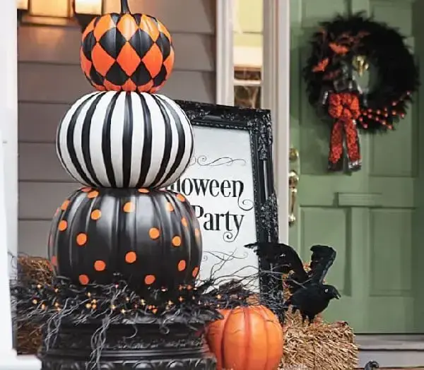 Que tal empilhar a abóbora de halloween na entrada de casa? 