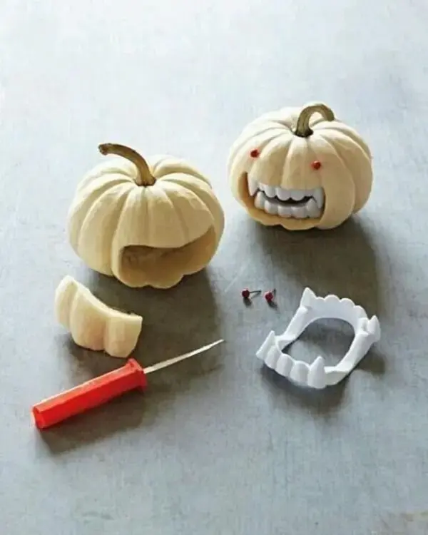 Que tal incluir dentadura na sua abóbora de halloween?