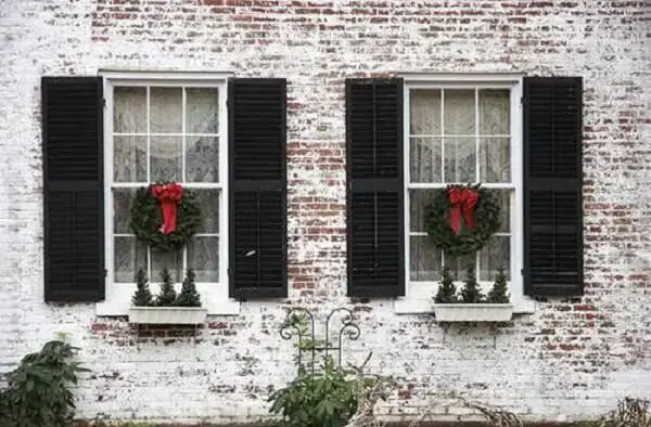 Que tal pendurar guirlandas na janela como decoração de natal simples e barata para jardim?