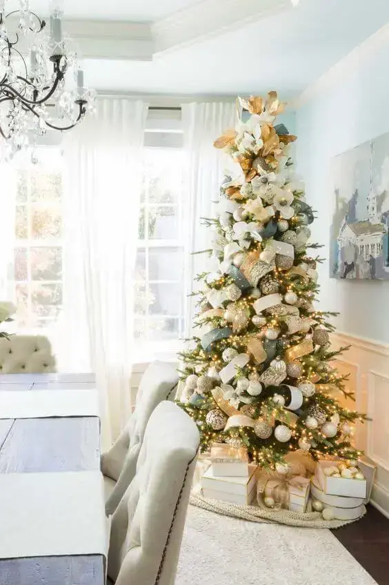 Branco e dourado: decoração de Natal moderna e minimalista