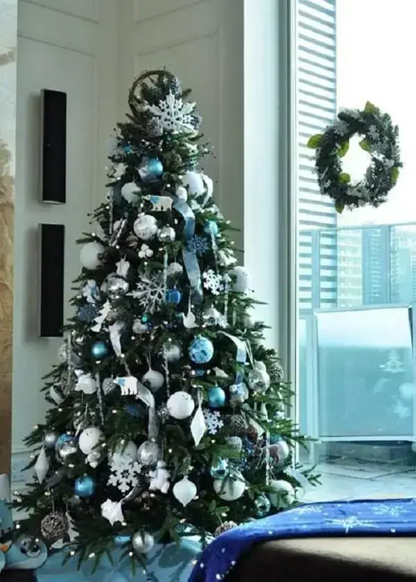 Reserve um espaço no seu ambiente para montar a árvore de natal azul e prata